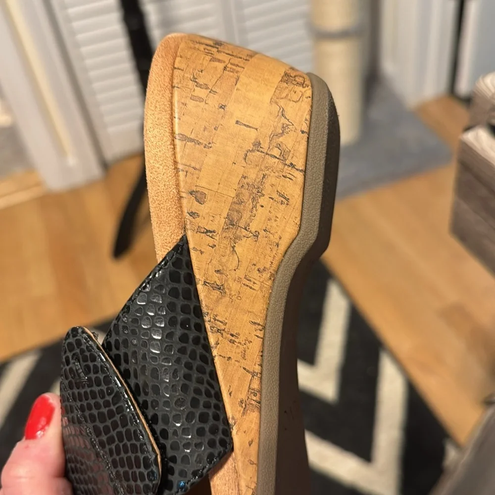 Vionic Black Textured Crossband Wedge Slide